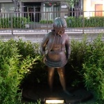 大森海岸駅付近の銅像（東京にて23時45分頃撮影）